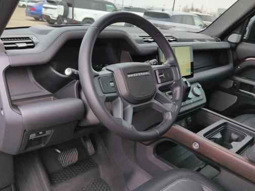 2024 Land Rover Defender P400 X-Dynamic SE