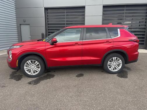 2022 Mitsubishi Outlander ES