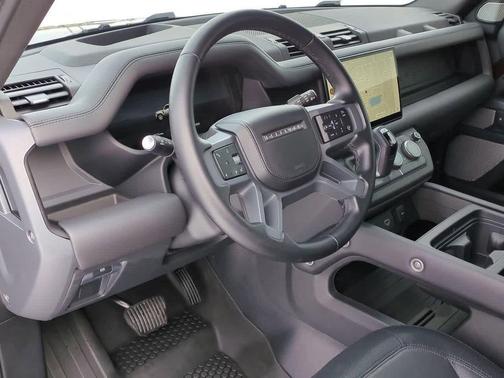 2024 Land Rover Defender P400 X-Dynamic SE