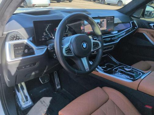 Mineral White Metallic 2024 BMW X7 xDrive40i