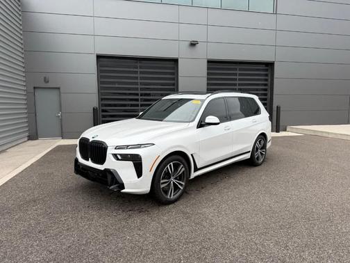Mineral White Metallic 2024 BMW X7 xDrive40i