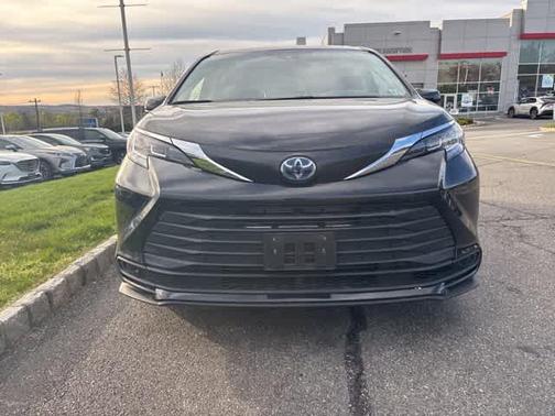 2022 Toyota Sienna LE