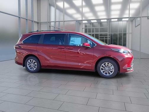 2025 Toyota Sienna LE