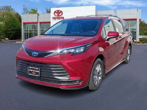 2025 Toyota Sienna LE