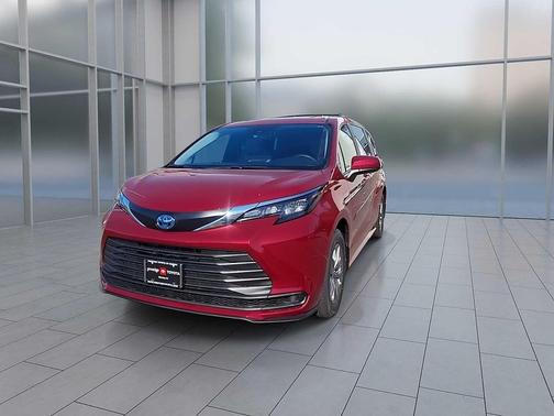 2025 Toyota Sienna LE