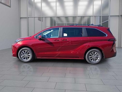 2025 Toyota Sienna LE