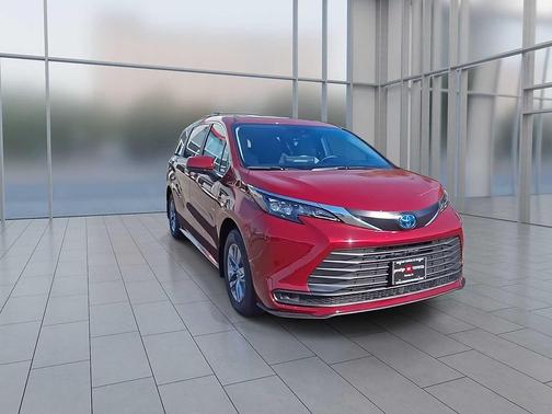2025 Toyota Sienna LE