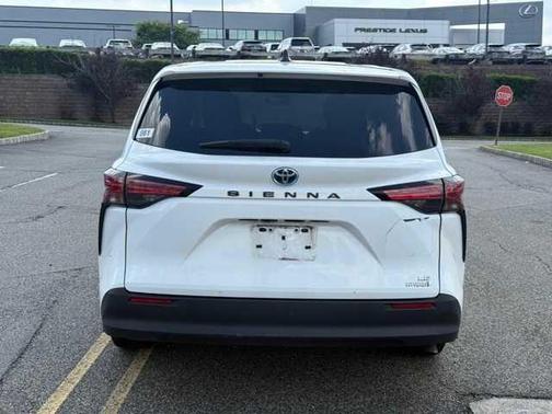 2021 Toyota Sienna LE