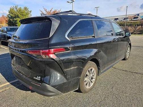 2022 Toyota Sienna LE