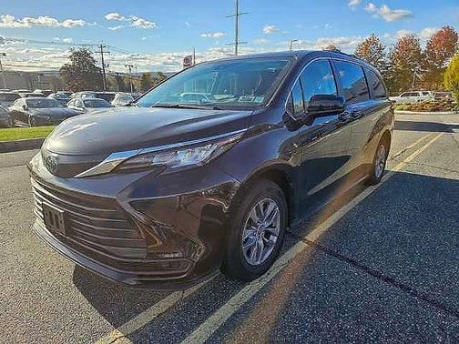2022 Toyota Sienna LE