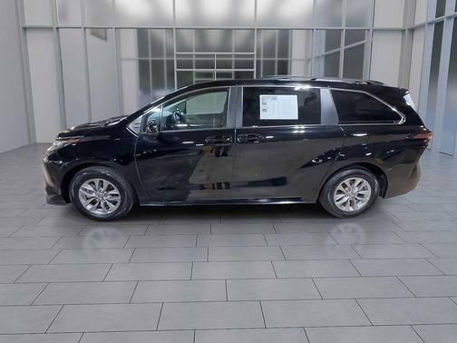 2022 Toyota Sienna LE