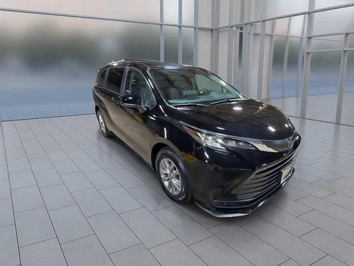 2022 Toyota Sienna LE