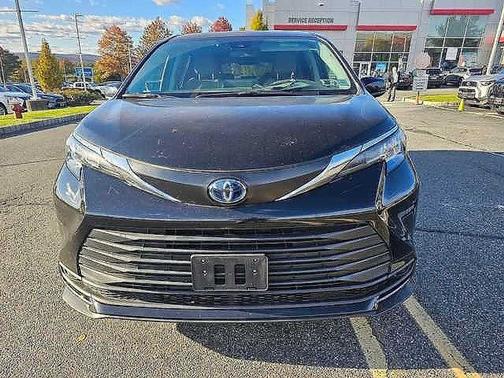 2022 Toyota Sienna LE