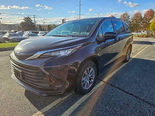 2022 Toyota Sienna LE