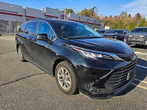 2022 Toyota Sienna LE