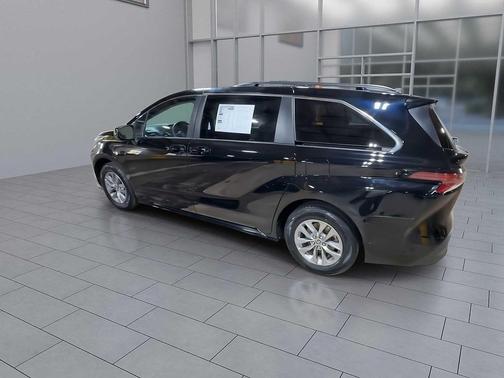 2022 Toyota Sienna LE