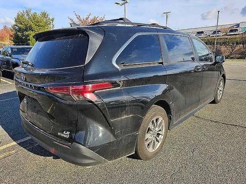 2022 Toyota Sienna LE