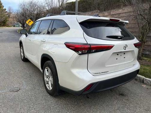 2022 Toyota Highlander LE