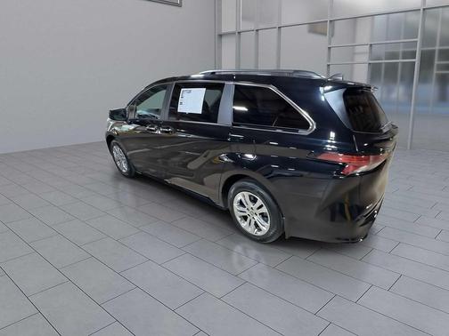 2023 Toyota Sienna XSE 7 Passenger