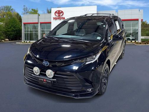 2025 Toyota Sienna Woodland Edition