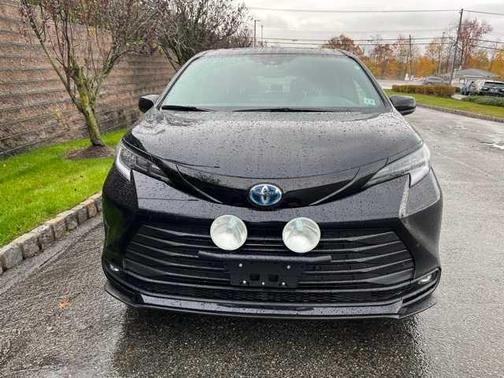 2025 Toyota Sienna Woodland Edition