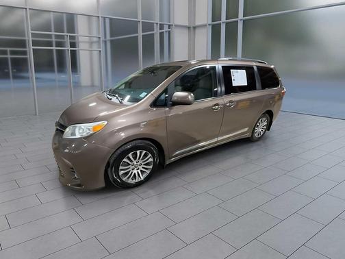 2018 Toyota Sienna XLE