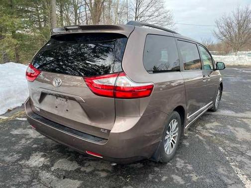 2018 Toyota Sienna XLE