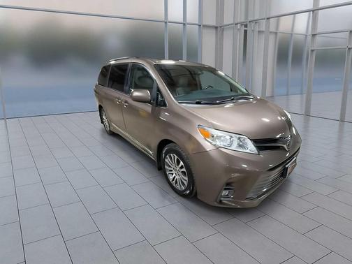 2018 Toyota Sienna XLE
