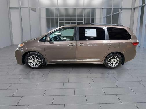 2018 Toyota Sienna XLE