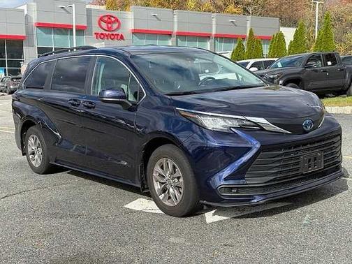 2023 Toyota Sienna LE