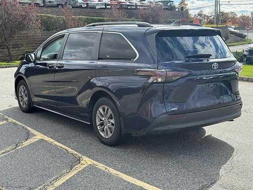 2023 Toyota Sienna LE