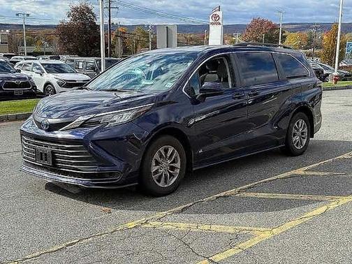 2023 Toyota Sienna LE