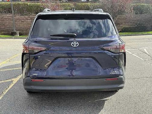 2023 Toyota Sienna LE