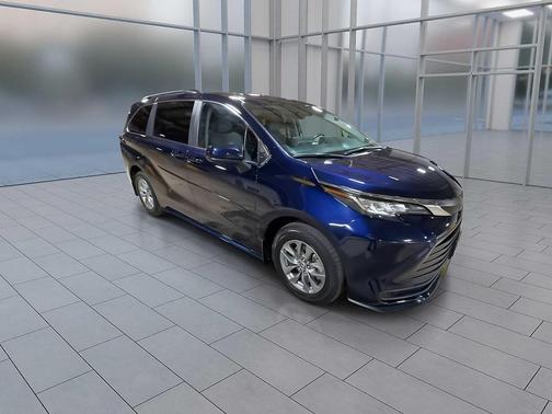 2023 Toyota Sienna LE