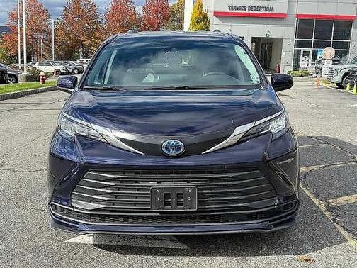 2023 Toyota Sienna LE