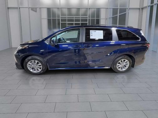 2023 Toyota Sienna LE
