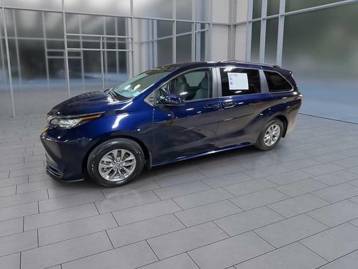 2023 Toyota Sienna LE