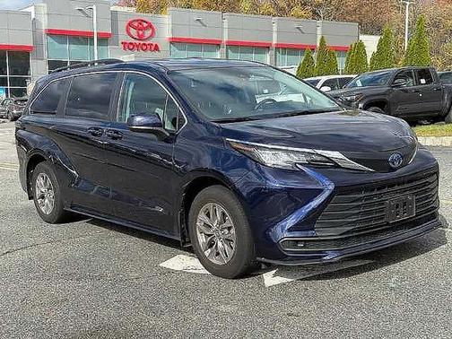 2023 Toyota Sienna LE