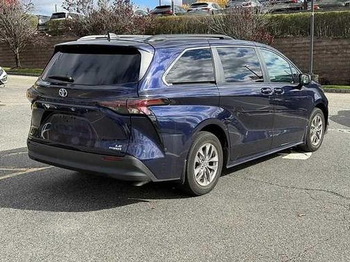 2023 Toyota Sienna LE