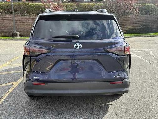 2023 Toyota Sienna LE