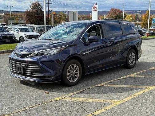 2023 Toyota Sienna LE