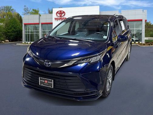 2023 Toyota Sienna LE