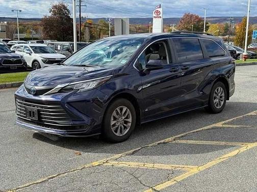 2023 Toyota Sienna LE