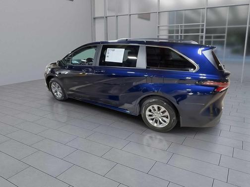 2023 Toyota Sienna LE