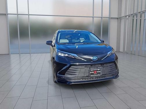 2025 Toyota Sienna LE