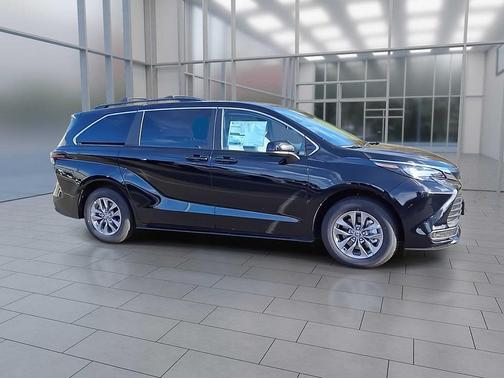 2025 Toyota Sienna LE