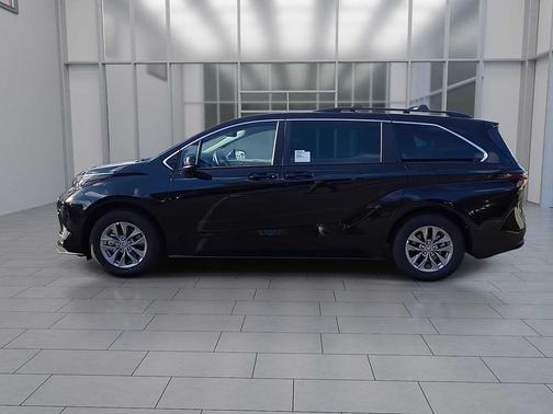 2025 Toyota Sienna LE