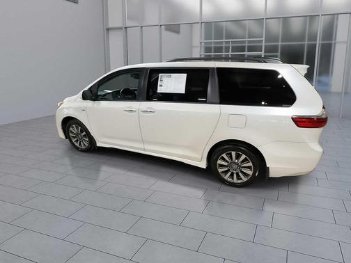 2020 Toyota Sienna XLE