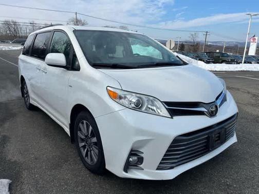 2020 Toyota Sienna XLE