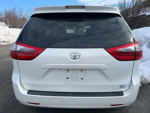 2020 Toyota Sienna XLE
